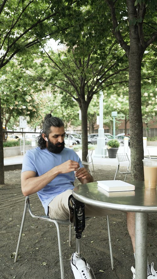 有关airpods, 人, 假腿的免费素材视频