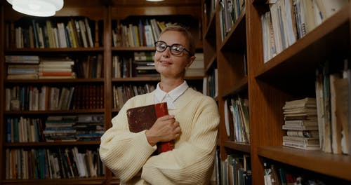 有关一摞书, 图书馆, 女人的免费素材视频