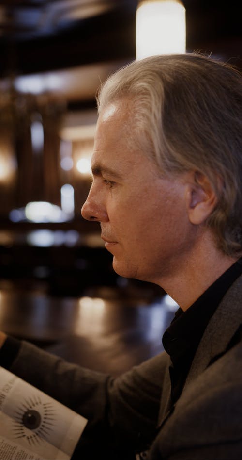 有关人, 垂直视频, 报纸的免费素材视频