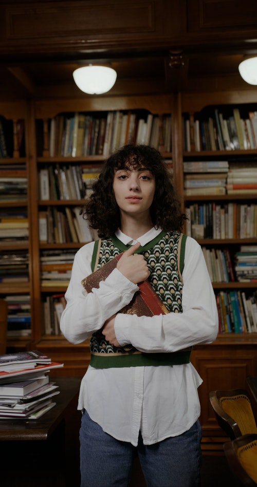 有关人,图书馆,垂直视频的免费素材视频