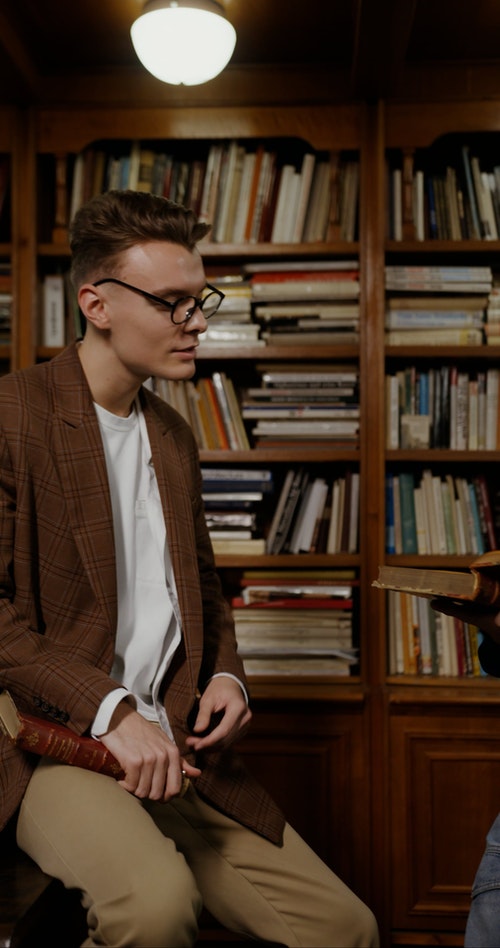 有关图书馆,垂直视频,握住的免费素材视频