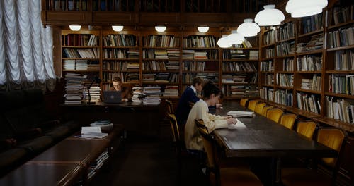 有关3C用品, 一摞书, 图书馆的免费素材视频