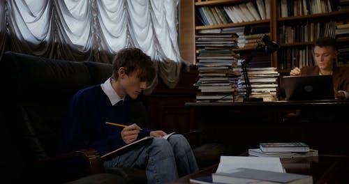 有关3C用品, 一摞书, 图书馆的免费素材视频