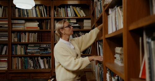 有关人,女人,书架的免费素材视频