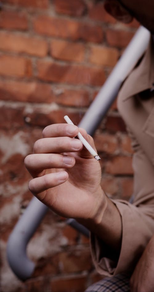 有关人, 垂直视频, 抽烟的免费素材视频