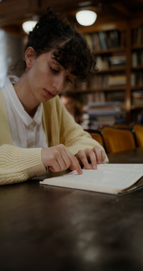 有关人,图书馆,垂直视频的免费素材视频