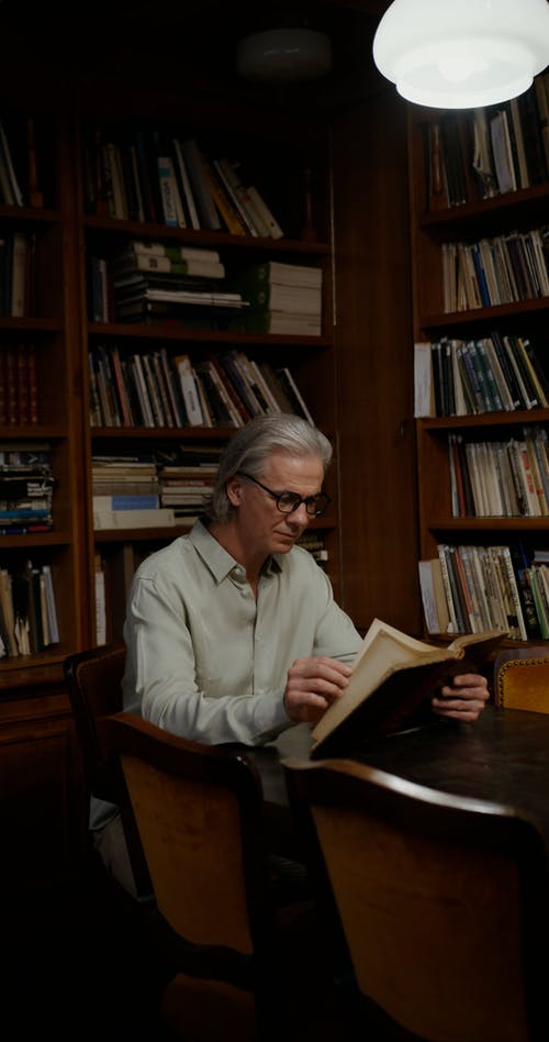 有关图书, 图书馆, 坐的免费素材视频