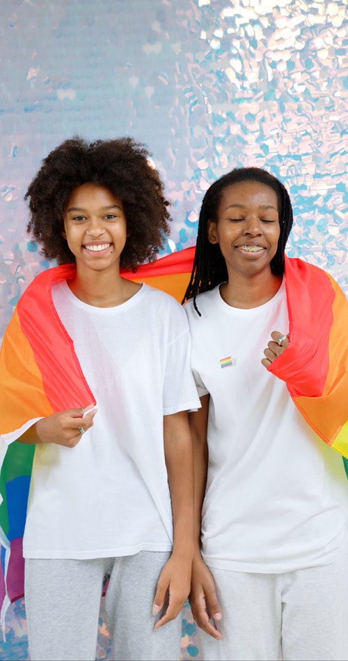 彩虹旗缠在女人身上 · 免费素材视频