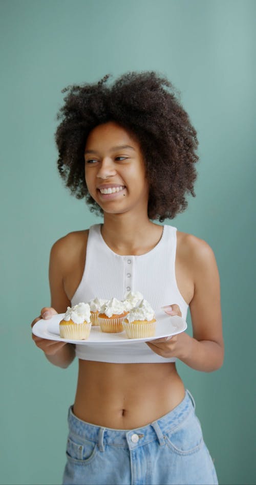 有关垂直视频, 女人, 工作室拍摄的免费素材视频