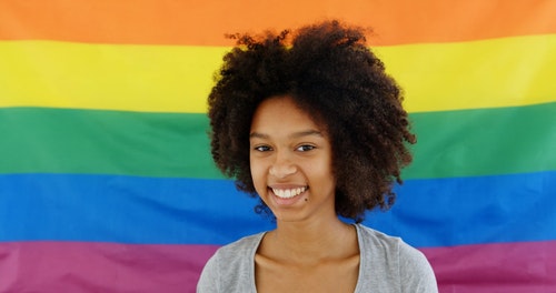 站在彩虹旗前的女人 · 免费素材视频