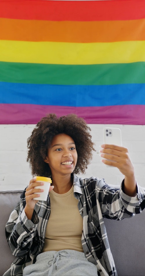 有关女同性恋,彩虹旗,微笑的免费素材视频