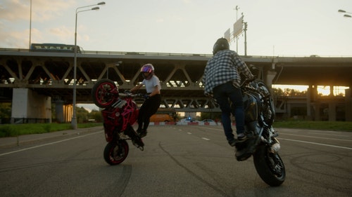 有关人,女人,摩托车的免费素材视频