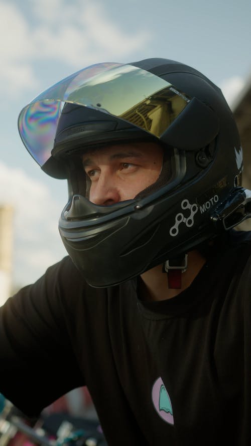 有关人, 垂直视频, 摩托车头盔的免费素材视频