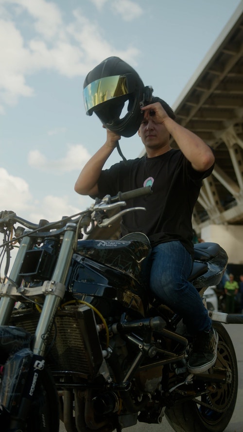 有关人,坐,垂直视频的免费素材视频