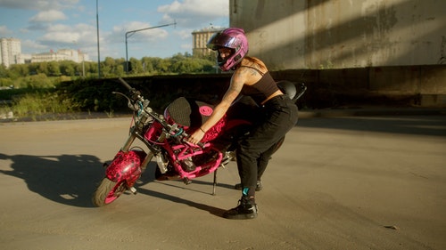 有关人,女人,摩托车的免费素材视频