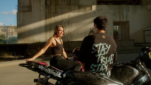 有关人, 坐, 安全帽的免费素材视频