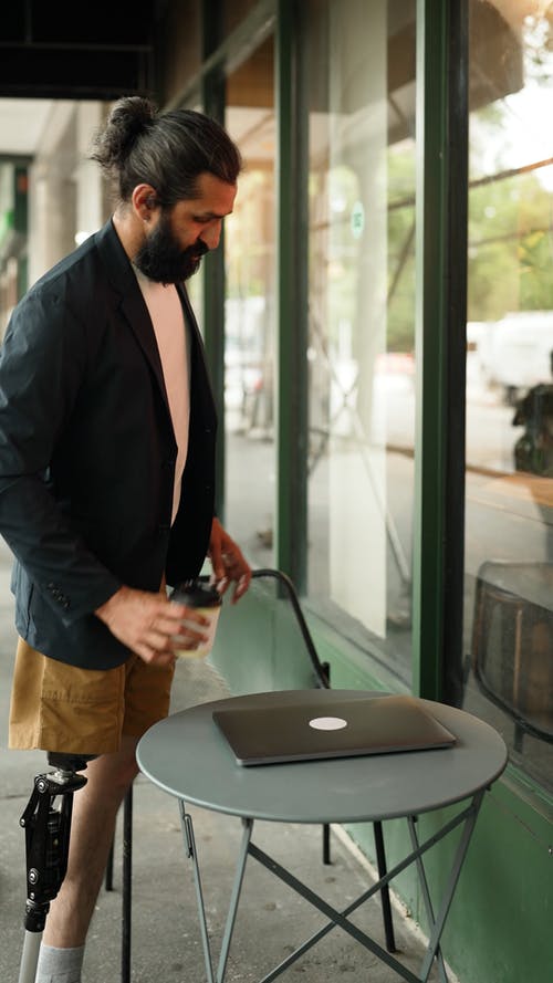 有关人, 假腿, 咖啡的免费素材视频