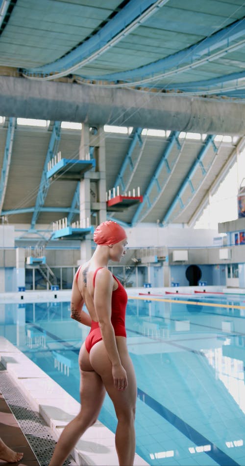 有关垂直视频, 女性, 室内游泳池的免费素材视频