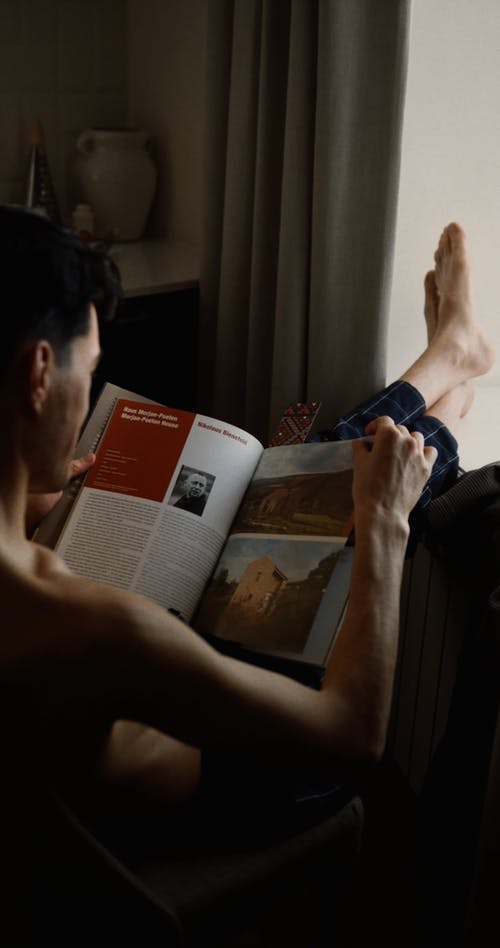 有关人, 坐, 垂直视频的免费素材视频