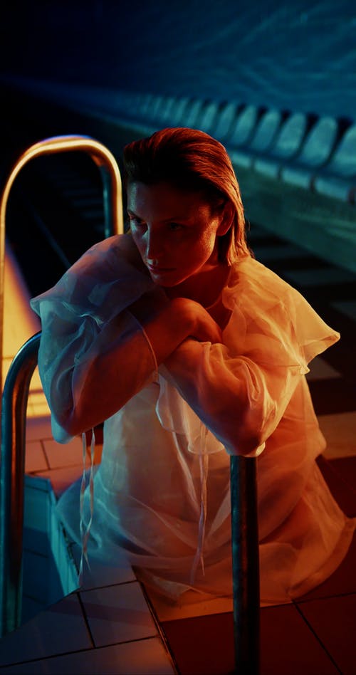 有关坐, 垂直视频, 女人的免费素材视频