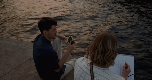 有关俯视图, 坐, 招手的免费素材视频