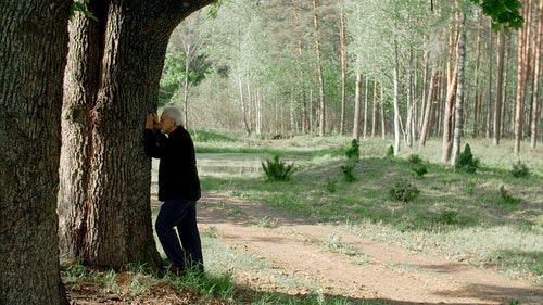 有关人,倚,哀思的免费素材视频