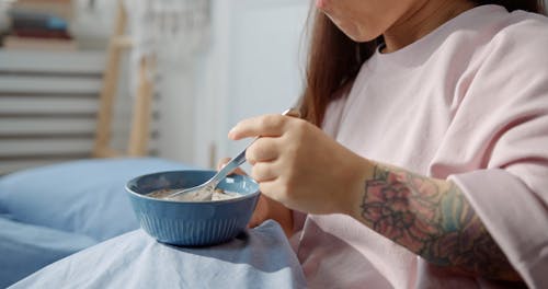 有关侏儒症, 吃, 坐的免费素材视频