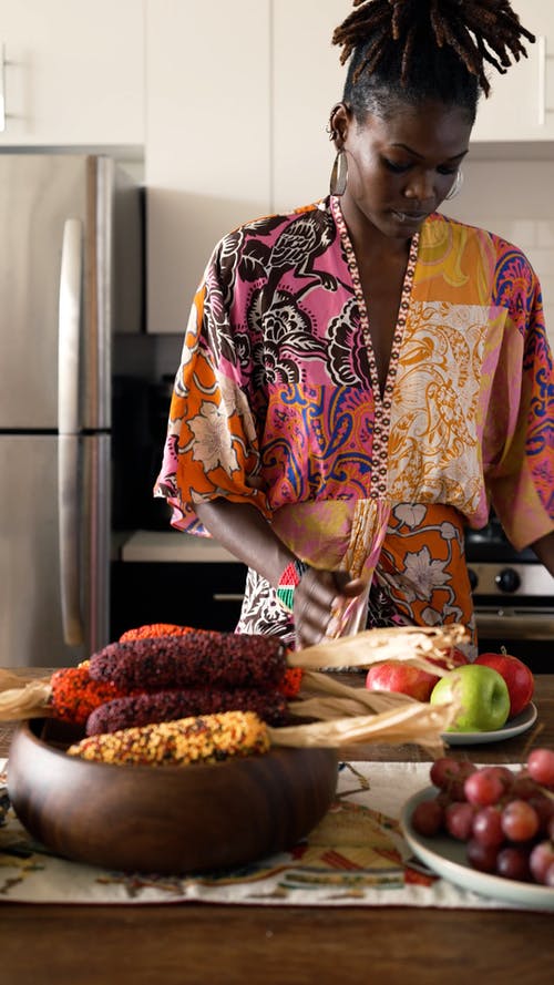 有关垂直视频, 女人, 室内的免费素材视频