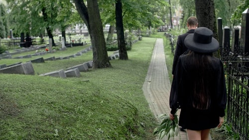 有关人,墓园,步行的免费素材视频