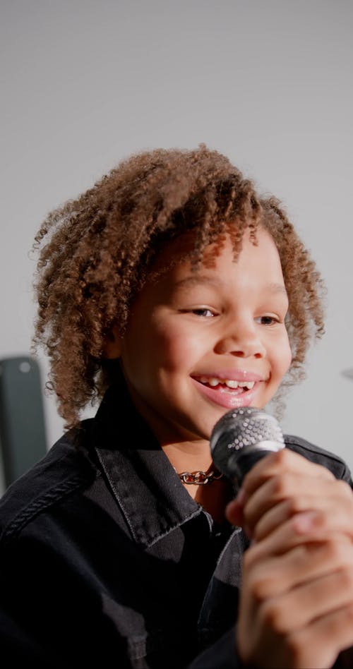 有关唱歌, 垂直视频, 小孩的免费素材视频