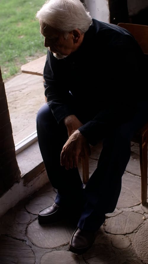 有关伤心, 哀悼, 坐的免费素材视频