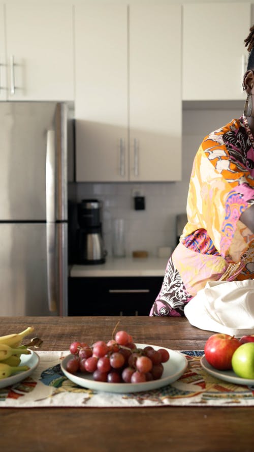 一个女人打开她的杂货 · 免费素材视频