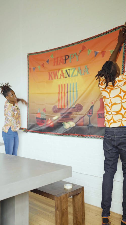 有关一对, 垂直视频, 墙上的装饰的免费素材视频