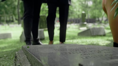 有关丧亲之痛, 哀思, 墓园的免费素材视频