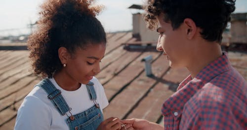 有关倾听, 年轻, 卷发的免费素材视频