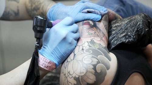 有关人的手臂, 刺青, 室内的免费素材视频