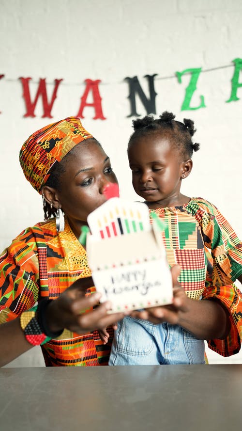 有关儿童, 坐, 垂直视频的免费素材视频