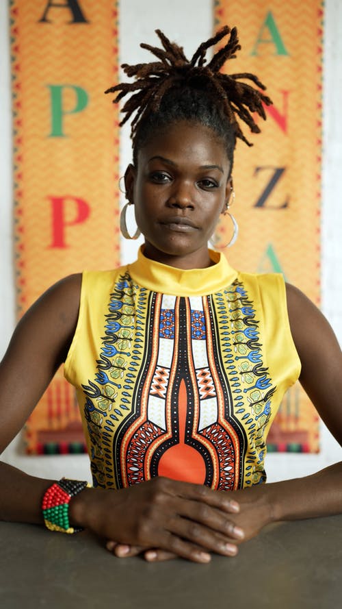 有关dreadlock, 传统服装, 坐的免费素材视频