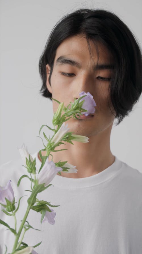 有关人, 垂直拍摄, 握住的免费素材视频