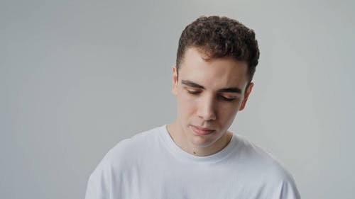 有关t恤, 人, 人的头发的免费素材视频