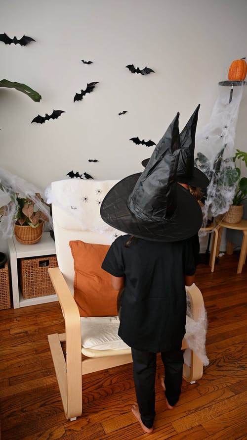 有关单人沙发, 孩子, 室内的免费素材视频