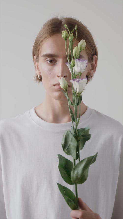 有关人, 垂直拍摄, 握住的免费素材视频