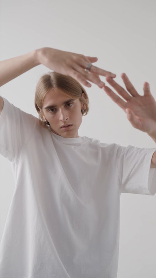 有关人, 垂直视频, 工作室拍摄的免费素材视频