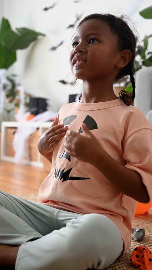 有关t恤, 休闲服装, 地毯的免费素材视频