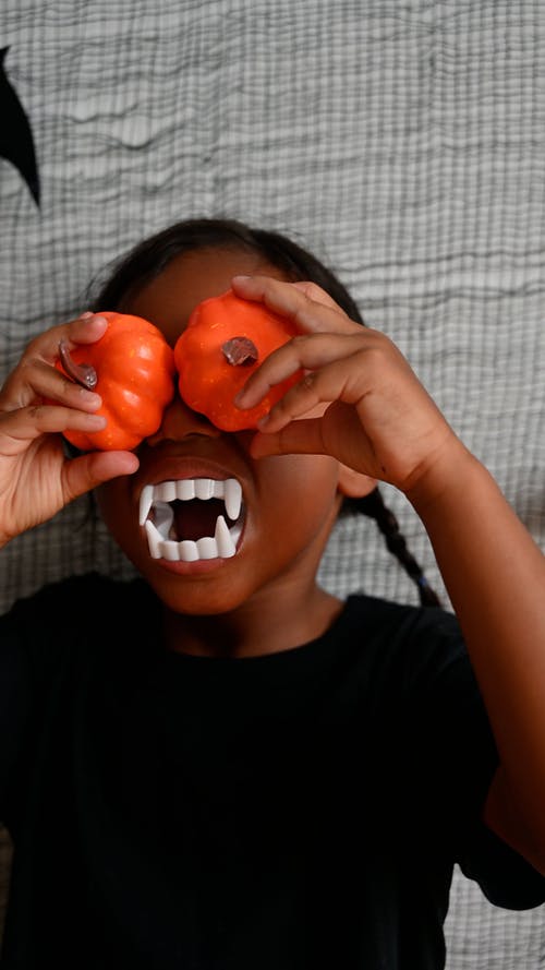 有关人的嘴, 南瓜, 女孩的免费素材视频