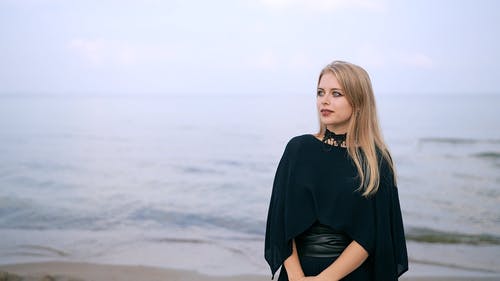 有关女人, 岸边, 手势的免费素材视频