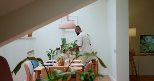 有关t恤, 人, 室内的免费素材视频