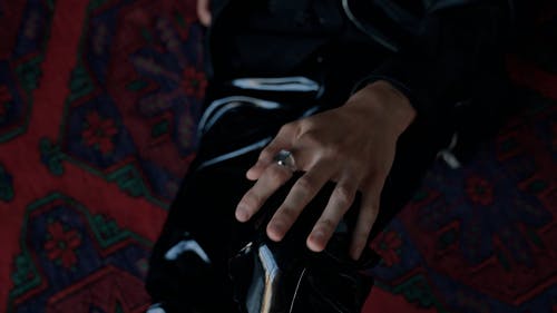 坐在地板上的模特 · 免费素材视频