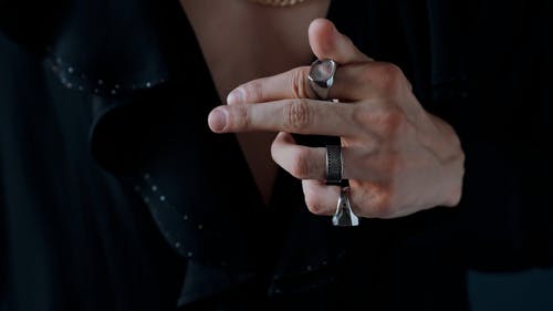 戴银戒指的男人 · 免费素材视频