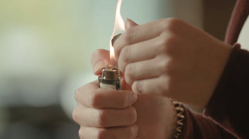 有关女人, 室内, 打火机的免费素材视频